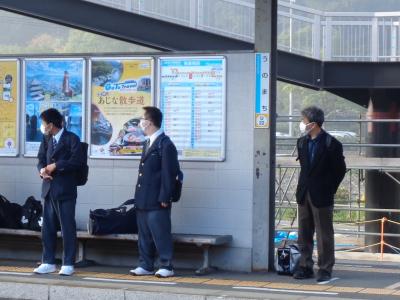 卯之町駅で列車を待つ