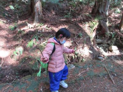 枝をフリフリ♪ 枝をフリフリ♪